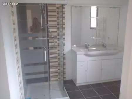 maison 3 chambres plain pied  avec poêle  12 km de blois