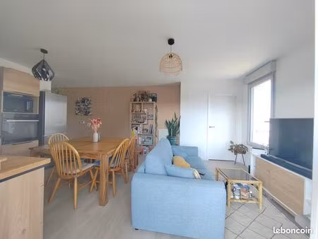 appartement récent 52m² / cuisine équipée / balcon / parking