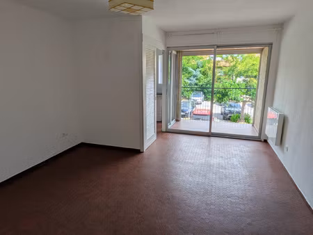appartement f2 proche commerces  avec parking