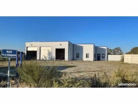 local d'activité 240 m² + 3 000 m² terrain — treffieux (44) d771
