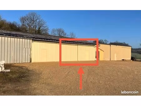 ? local de stockage 130 m² – eau  électricité et wc – 550 /mois
