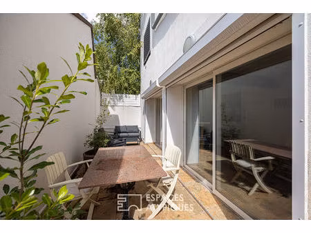loft avec patio privatif à deux pas du métro république