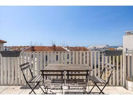 appartement contemporain avec vue dégagée  balcon et stationnement