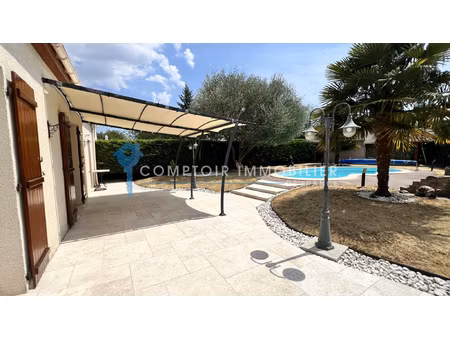 maison individuelle avec piscine chauffée
