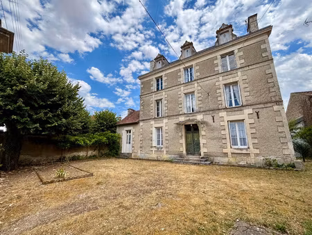charmante maison en pierre de 139 m2 avec préau  garage et c