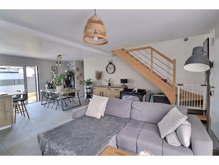 maison tres lumineuse avec 3 chambres  coin bureau  jardin e
