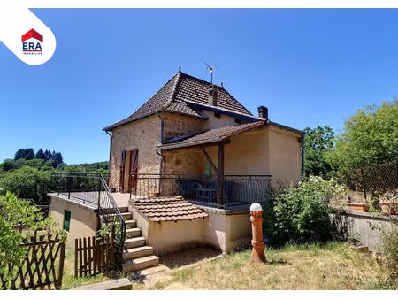 jolie maison en pierre située au coeur d'un village