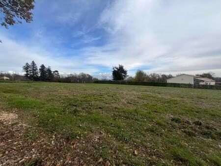 à vendre – terrain viabilisé de 1 396 m² léguillac-de-l’auche (24110)
