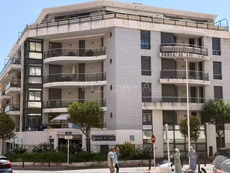 appartement moderne de 3 pièces au centre d’antibes