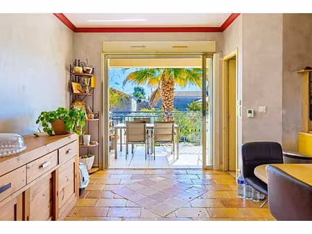 duplex de charme avec terrasse  jardin et vue sur le château de sommières