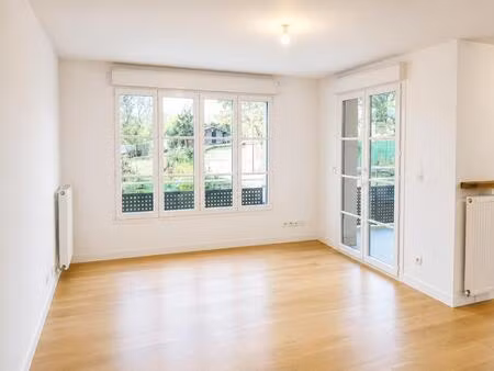 t3 avec balcon et deux places de parking à villennes sur seine