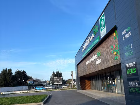 local commercial 1500 m2 possibilite division à côté intermarché secteur tarbes