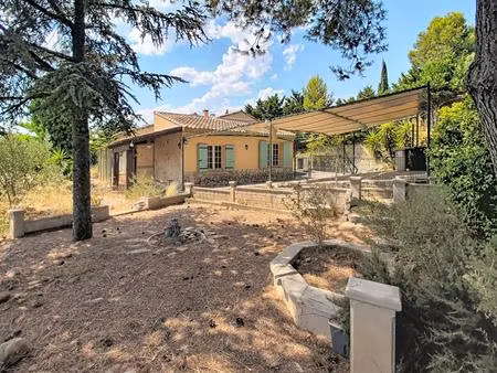 tavel - maison a rénover de 130m² habitable - 700m² de jardin - lotissement de la genestiè