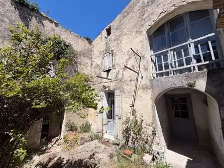 entrechaux maison de village à rénover avec cour et garage