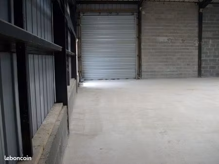 a louer bâtiment industriel de 180 m² + bureaux ou magasin 120 m²