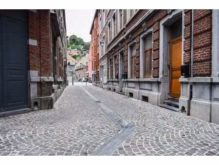 entrepôt + deux places de parking