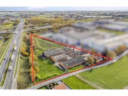 terrain industriel d'environ 15 370 m² avec visibilité depui