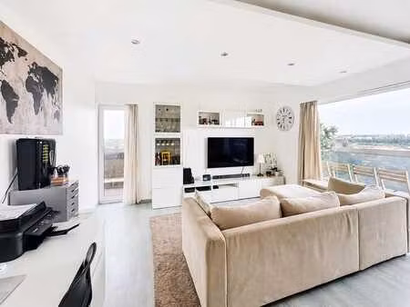 superbe appartement 3 ch avec 2 terrasses  vue et peb c
