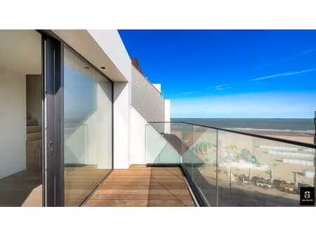 appartement-duplex neuf avec une magnifique vue latérale mer