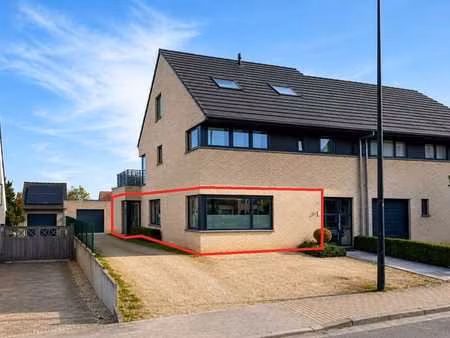 ruim gelijkvloers appartement met 2 slpk’s  terras en tuin