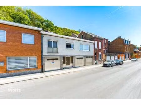 spacieuse maison d’habitation avec garages et terrasse !