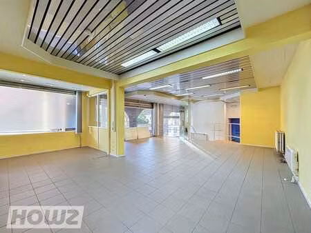 ? surface commerciale ou de bureaux de plus de 230 m² en ple