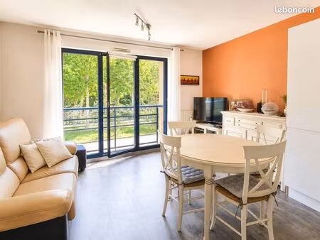 t2  aucuns travaux  cuisine équipée récente  vue superbe sur le parc  parking et jardin
