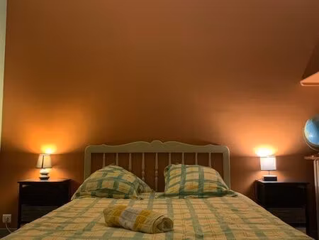 chambre avec salle de bain privative et piscine