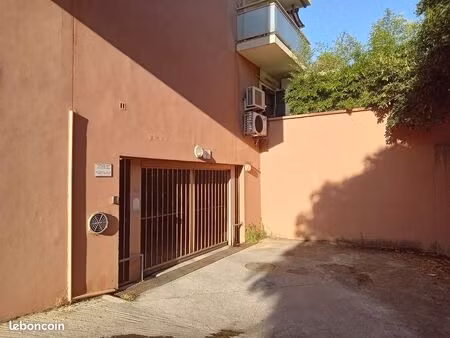 location garage box fermé sécurisé cavalaire