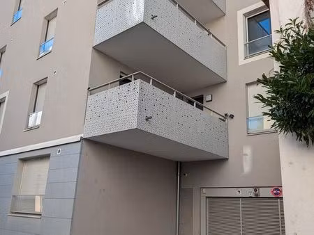 garage box sécurisé dans résidence récente avec vidéo surveillance