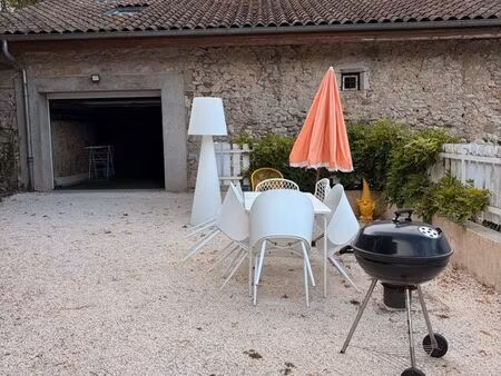 appartement meublé 2 chambres + bureau avec garage et cour privative de 140 m² – poliénas