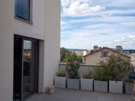 location t4 duplex proximité immédiate du centre-ville avec 2 extérieurs et parking