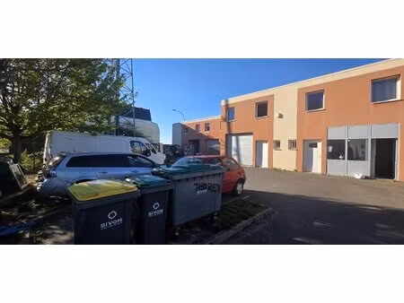 local en lotissement à varennes-jarcy