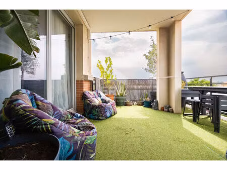 à vendre à saint estève : appartement 5 pièces dans résidence avec piscine