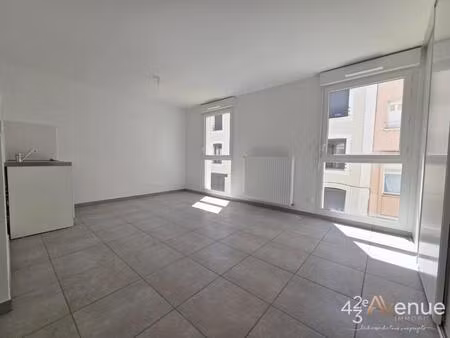 studio recent – deuxieme avec ascenseur – à 2 min à pieds de la gare de châteaucreux