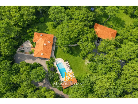 domaine de style basque au coeur de la forêt royale
