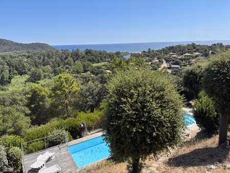 villa avec piscine et vue panoramique sur la mer et les mont