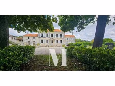 propriété avec piscine et jardin courcoury (17)