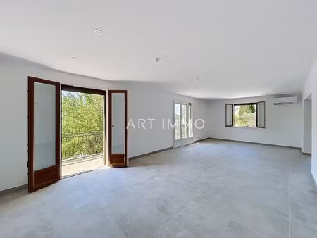 a vendre appartement trois chambres avec balcon.