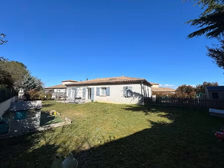 location villa t5 de plain-pied avec quatre chambres jardin clos terrasse et garage proche