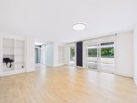 chambéry t4 en excellent état avec 70 m2 de terrasse  gara