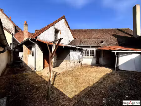 en centre ville 165.29 m²  comprenant : logement d'habitation + ancien local commercial (a