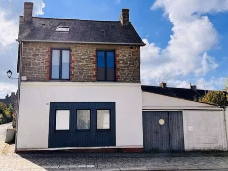 maison de caractère au coeur de saint-coulomb - 3 chambres - cour - à deux pas des commerc