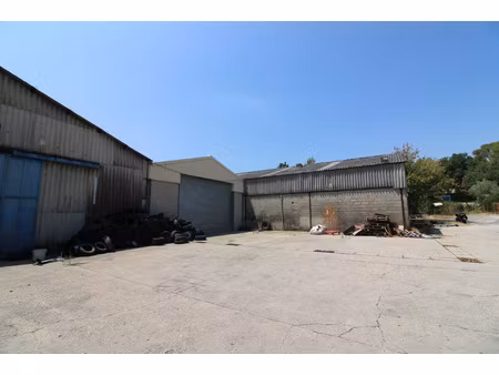 locaux commerciaux de 1750 m2 sur terrain de 3700 m2.