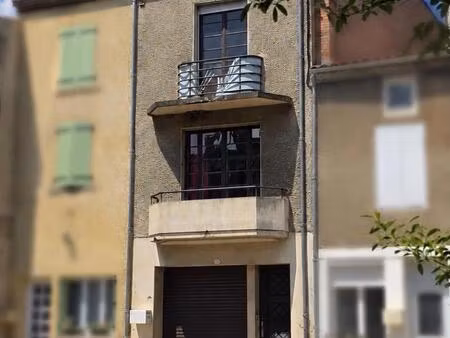 centre de saint-germain-lembron – maison de bourg avec garage et patio  fort potentiel de 