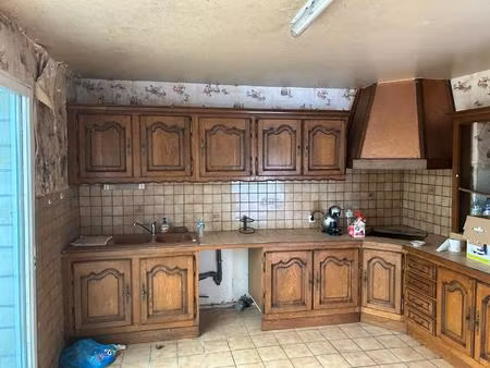 maison de village à renover  avec un petit jardin et une parcelle de deux cents m2 à proxi