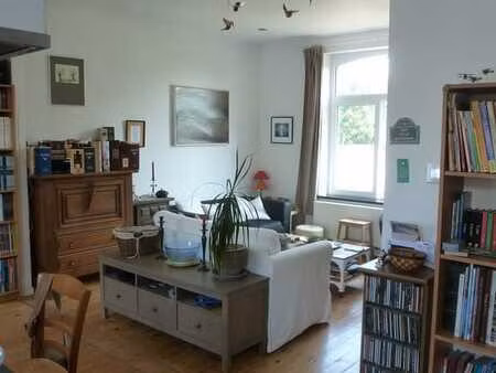 vaste appartement 1 ch à gembloux  jardin verdoyant