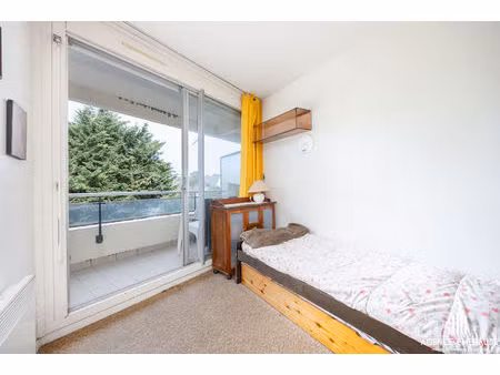 à vendre  studio avec balcon  vue dégagée  au pied de la plage de l'écluse à dinard
