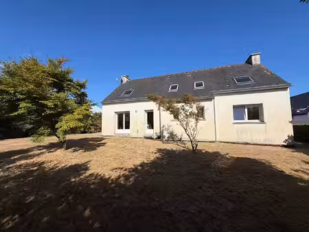 a vendre. carantec. grande maison entre bourg et port.
