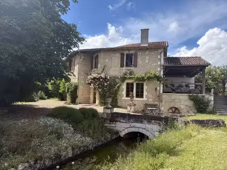 ancien moulin rénové comprenant quatre chambres  un grand jardin  une piscine et une grang